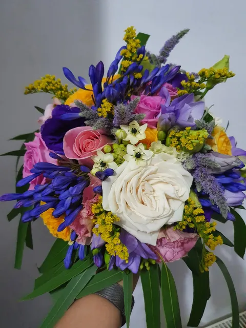 Aranjament floral amplu realizat în atelier