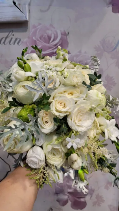 Buchet lucrat cu flori de sezon