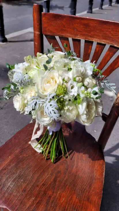 Flori de sezon legate în buchet
