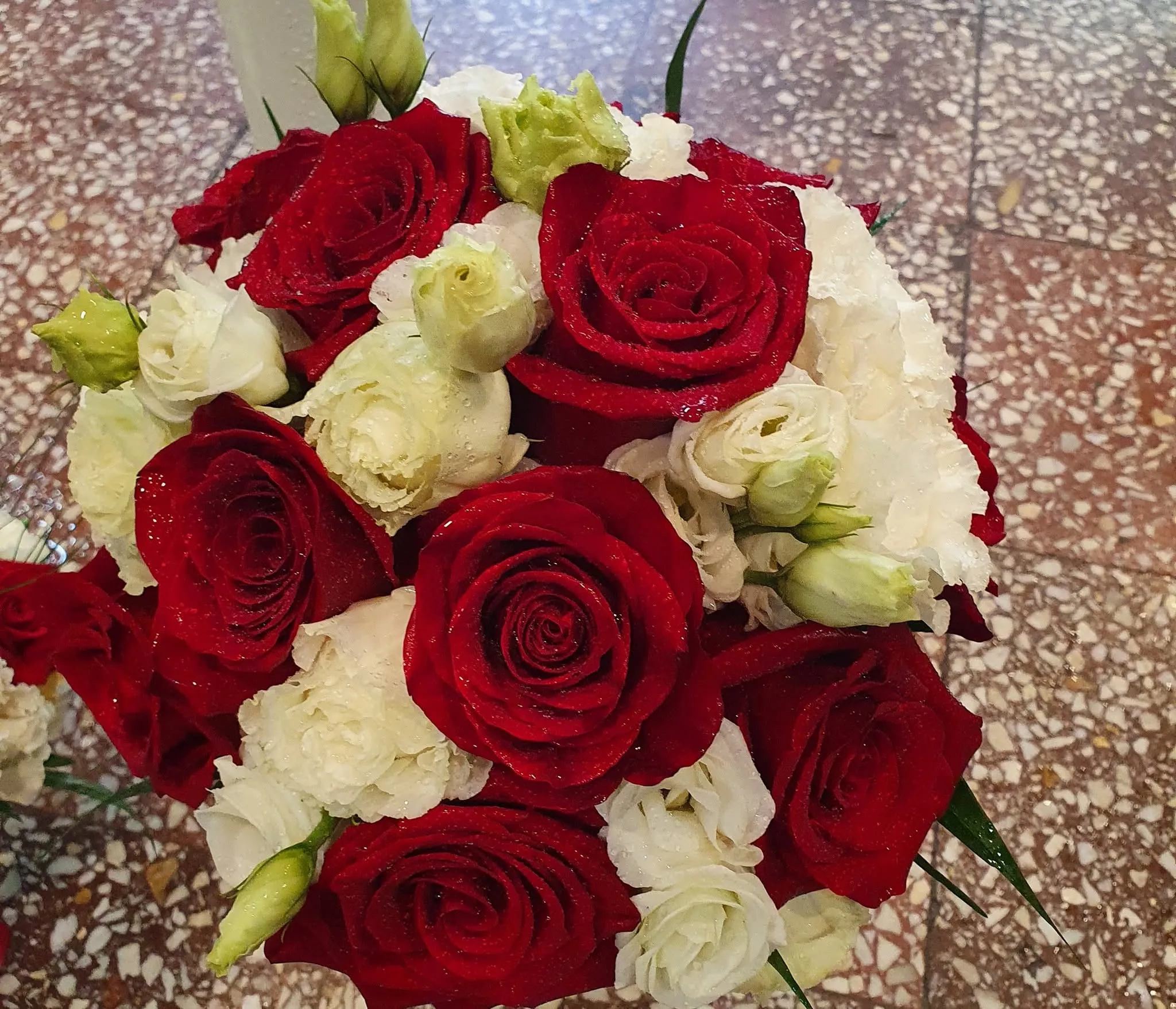 Aranjamente florale lucrate în atelierul Florăriei ALMI Design